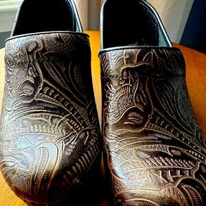 Dansko size 36 Professional clogs. Worn only a couple of times.